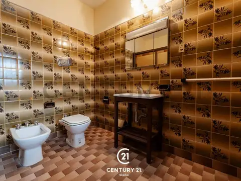 Casa 7 ambientes con 2 baños