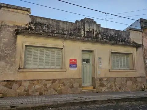 Casa de 2 dormitorios, 1 baño, con amplio terreno/jardín y excelente ubicación! Abasolo 288 e/J...