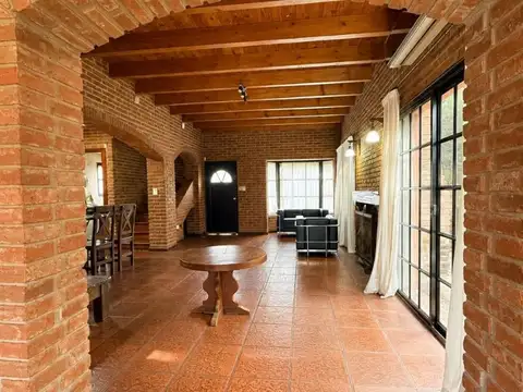 Casa en Alquiler con 3 cocheras