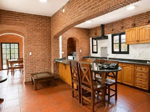 Casa 4 ambientes con 2 baños