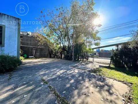 Venta de Depósito en Banfield Oeste.