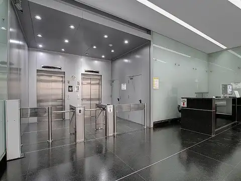 Oficina de 198 M2 con una cochera fija. Edificio ubicado a metros de Av. Corrientes y de Av. Callao