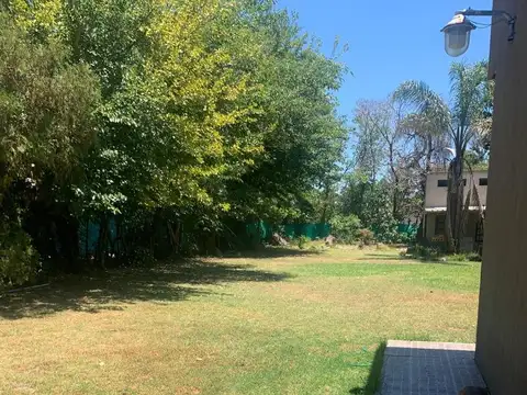 Lote en venta en Villa Udaondo.