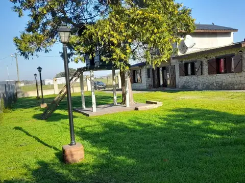 Casa 4 ambientes con 2 baños