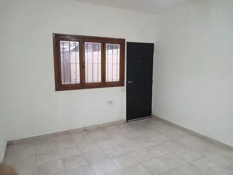 CASA (DIVIDIDA EN DOS DEPARTAMENTOS)