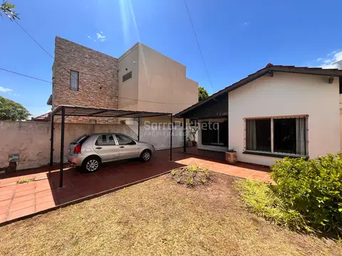 Venta casa 5 ambientes con patio, cochera y parrilla en Castelar norte.