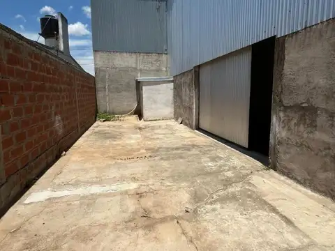 Galpón con amplio salón en alquiler