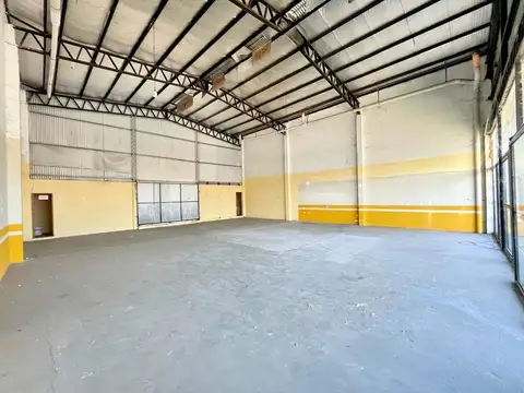 Galpón con amplio salón en alquiler