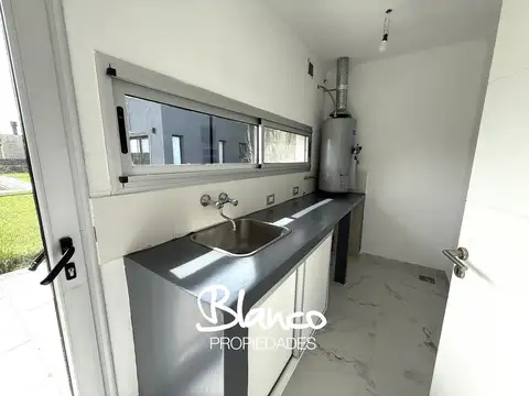 Casa 4 ambientes con 3 baños