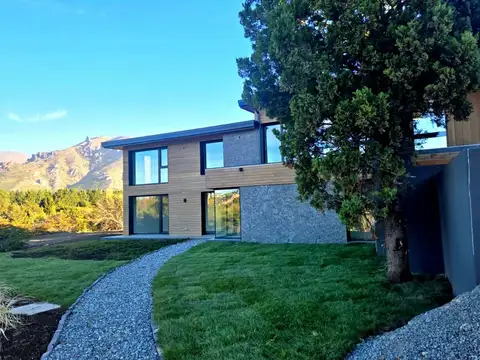 Casa 8 ambientes con 3 baños