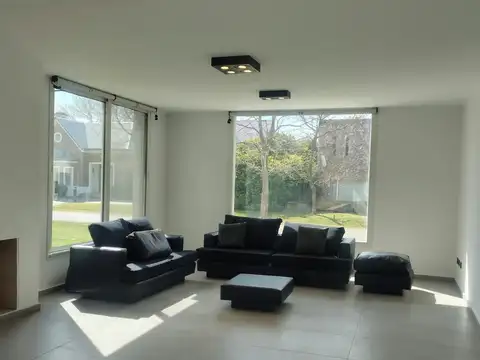 Casa 8 ambientes con 4 baños