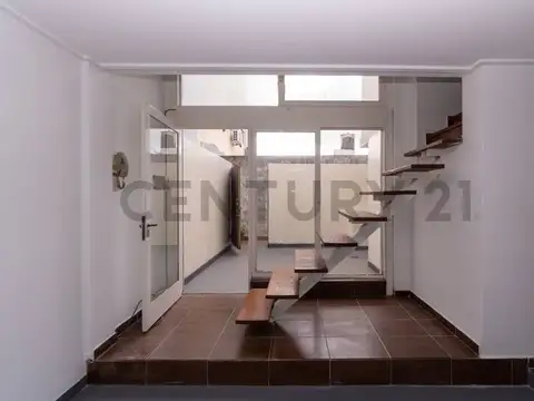 DEPARTAMENTO PH EN VENTA EN LA PLATA DE 1 DORMITORIO. OPORTUNIDAD
