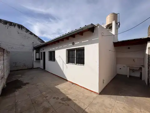 Departamento 2 amb. con patio en Villa Luzuriaga