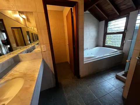 Venta Excelente chalet con piscina y quincho