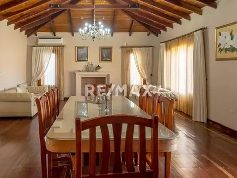 Casa 8 ambientes con 4 baños