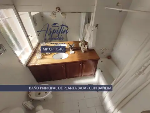 VENTA Casa 5 dormitorios con quincho y cochera en Poeta Lugones