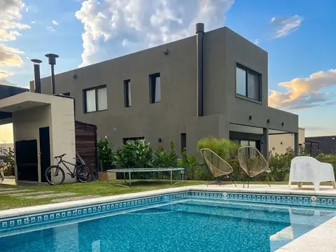 Casa en Alquiler con 3 cocheras