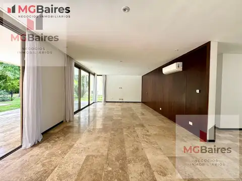 Casa en Venta con 4 cocheras