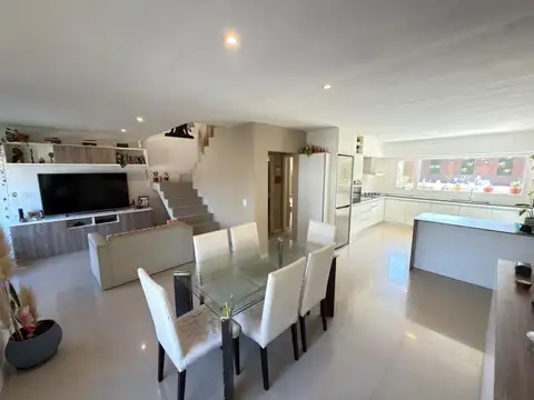 Casa 5 ambientes con 2 baños