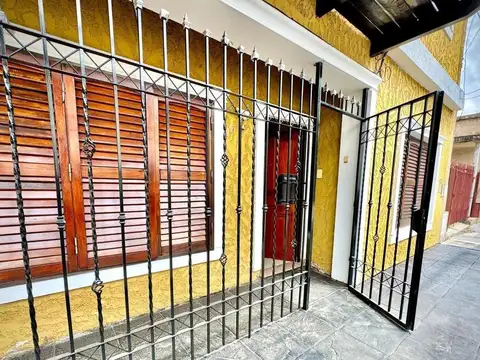 Casa 6 ambientes con 2 baños