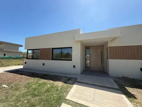 BARRIO SANTA SOFÍA VENTA CASA 3 DORMITORIOS Y ESCRITORIO INTERNO .