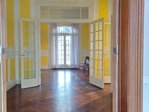 Casa 8 ambientes con 2 baños