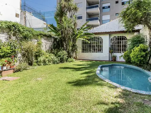 Exclusiva casa en Venta con amplio jardín, quincho y parrilla en  Caballito