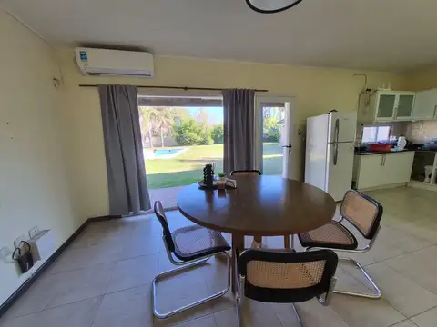 Casa 8 ambientes con 2 baños