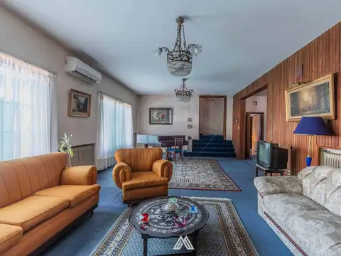 Casa 9 ambientes con 6 baños