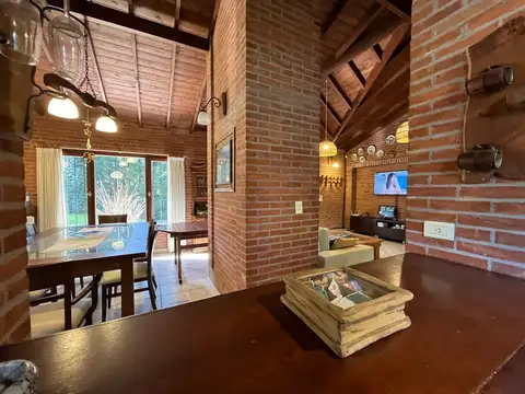 Casa 6 ambientes con 2 baños
