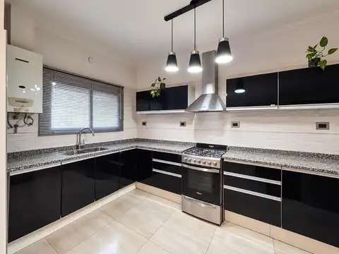 Venta | Permuta casa al frente de un dormitorio, cochera y jardin.  Azcuenaga Rosario.