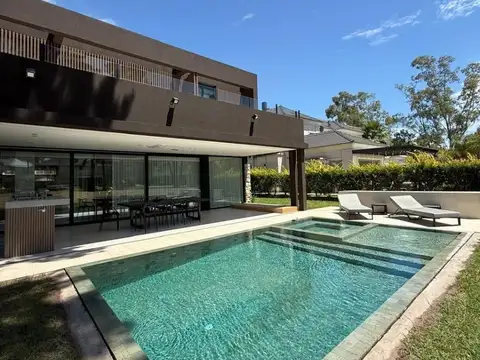 Casa en venta - 3 Dormitorios 5 Baños - Cochera - 700Mts2 - Canning