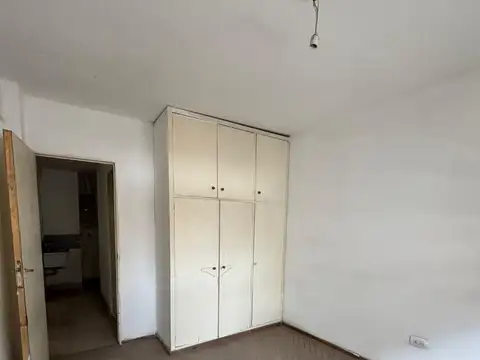 2 DORMITORIOS EXCELENTE DISTRIBUCIÓN LUMINOSO A REFACCIONAR