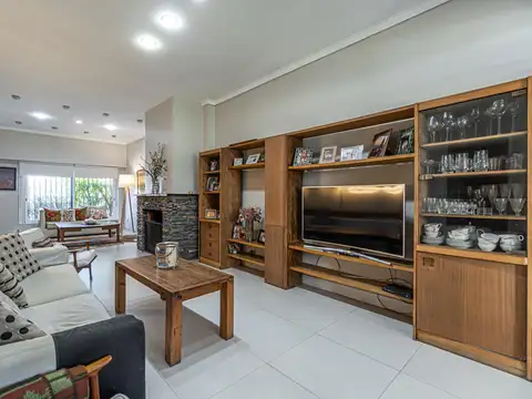 Casa en  venta, dos plantas , parque,  quincho, pileta terraza, 2 cocheras  4 dormitorios , 3 baños 