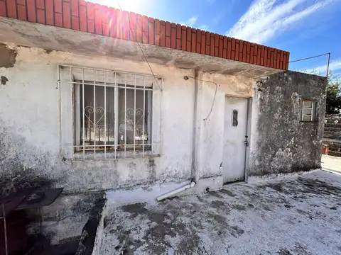 Galvez 5400 Casa al frente, dos dormitorios, cochera + PA.