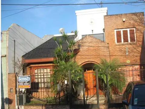 Casa de 4 amb. con garage c/amplio parque (Fcio Varela 1600-