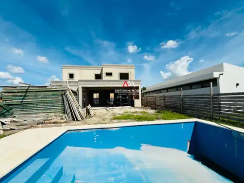 Casa en Venta con 3 cocheras
