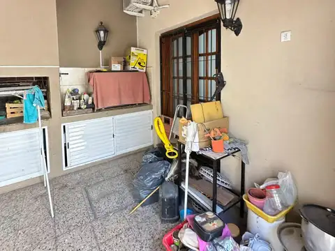 Casa 6 ambientes con 2 baños