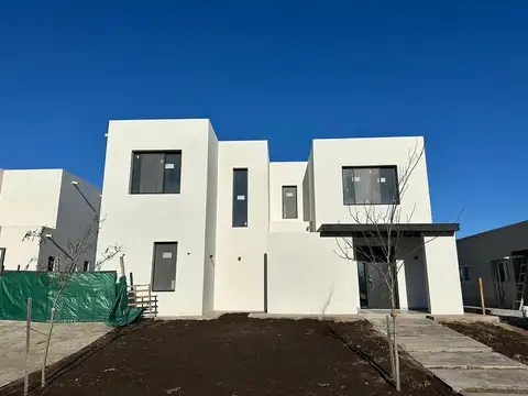 CASA EN SANTA ANA IMPECABLE - OPORTUNIDAD 