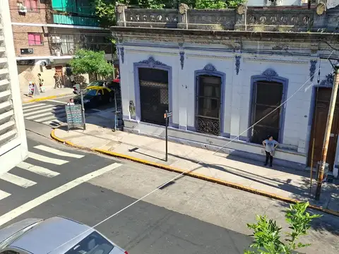 LUMINOSO DEPTO. DE 2 AMBIENTES  AL FRENTE 1ro POR ESCALERA