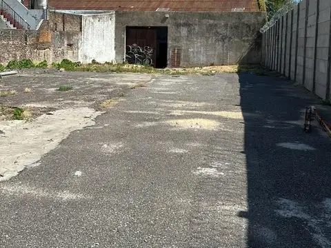 Local con deposito de 20 mts de frente s/Avenida 1,500m2 en planta Salida a 2 calles