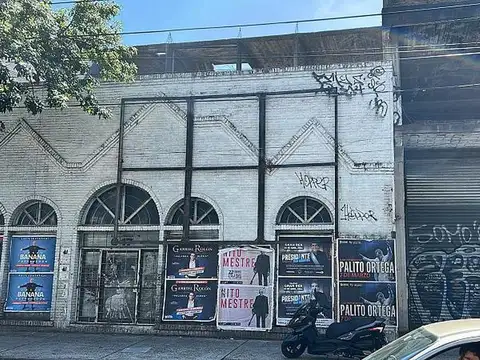 Local con deposito de 20 mts de frente s/Avenida 1,500m2 en planta Salida a 2 calles