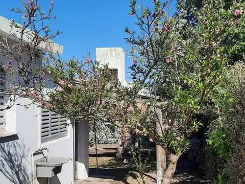 Casa 5 ambientes con 1 baño