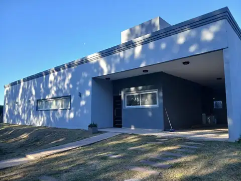 CASA EN PUERTO ROLDAN