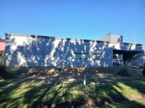 CASA EN PUERTO ROLDAN