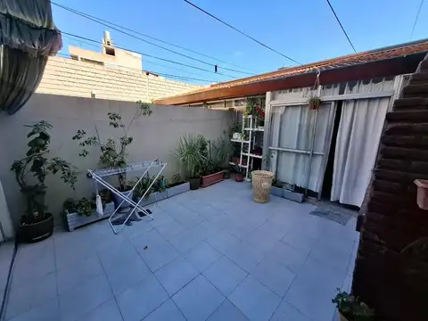 Departamento de 3 con patio en Flores