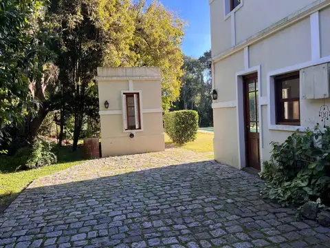 Casa en Venta con 2 cocheras