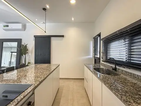 CASA CON PILETA EN BARRIO SANTA EMILIA - PILAR DEL ESTE - IMPECABLE