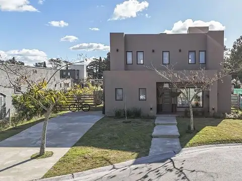 CASA CON PILETA EN BARRIO SANTA EMILIA - PILAR DEL ESTE - IMPECABLE