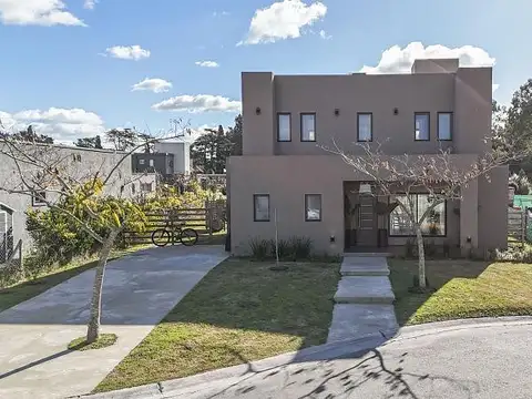 CASA CON PILETA EN BARRIO SANTA EMILIA - PILAR DEL ESTE - IMPECABLE